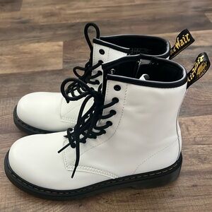 Dr. Martins size 7 women’s  / 6 men’s